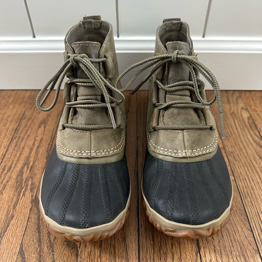 Sorel Women's N About Leather Rain Snow Boot 
Size 7.5
Green/Black